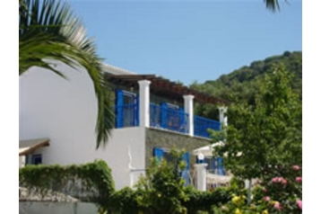 Grecia Chata Paramonas, Exterior